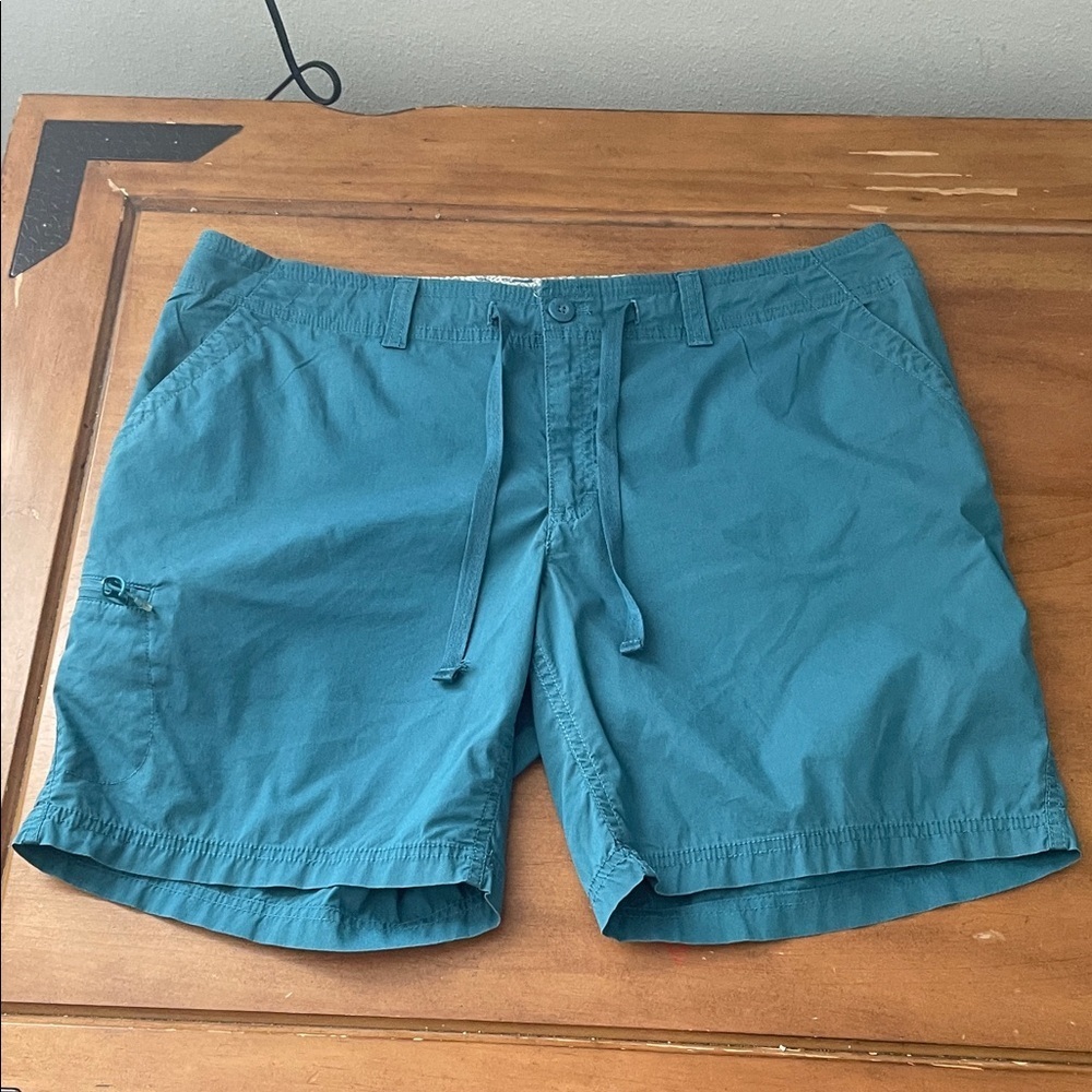 Eddie Bauer Blue cargo Shorts Lightweight and Comfortable Size 16